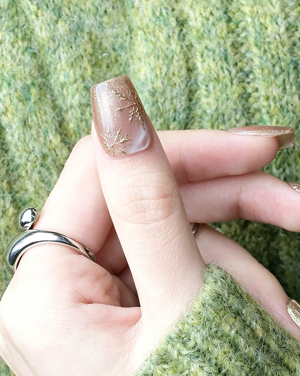 Champagne Gold Cat Eye — green press-on nail set, full set view